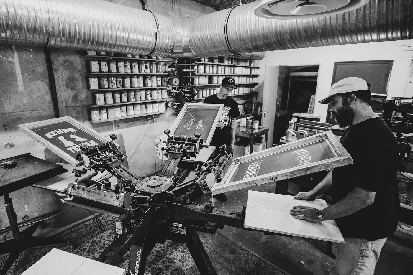 L'atelier PRINTIG.BZH à Brest — presse de sérigraphie en cours d'utilisation